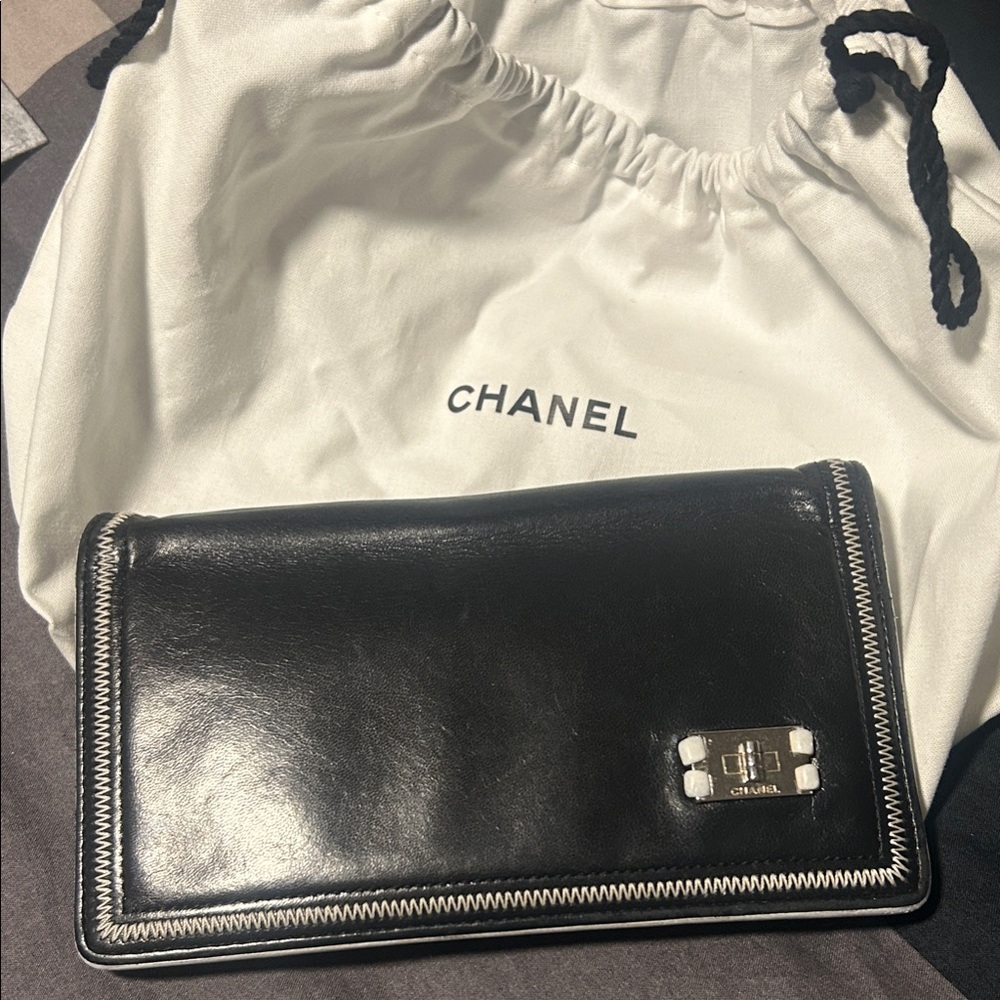 CHANEL Black & white leather wallet with mademoiselle lock detail 2008-2009
